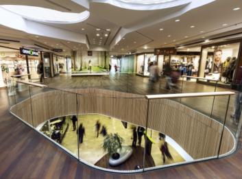 INTERCLOSE - société spécialisée dans l'aménagement d'espace pour entreprise : Pose de garde-corps en verre pour les centres commerciaux à Lille (et tout le nord de Paris)